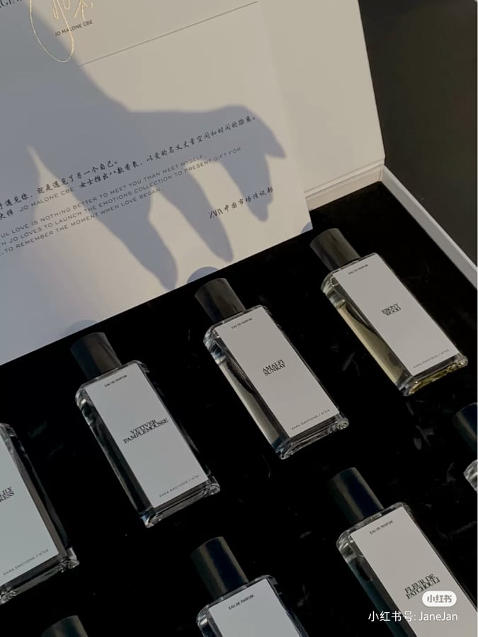 之前ZARA Emotion Collection by Jo Loves在中国上架后不少小红书博主大力种草「礼盒套装」，八款香氛一起拥有，视觉和嗅觉都大大的疗愈啊～（笑）