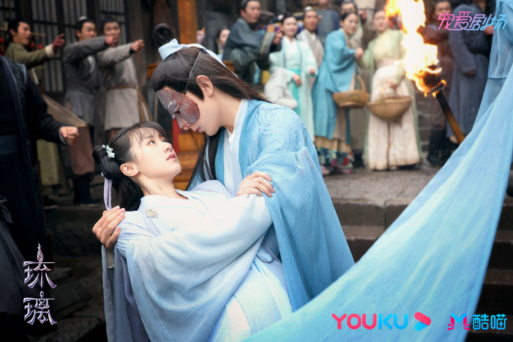 开播至今收获豆瓣7.5高分的《琉璃》，起初因选用新人演员被质疑会不会演技不成熟毁剧本，但开播后新人演员的颜值和表演都备获好评，颇具爆款相！故事讲述生“六识”残缺的少女褚璇玑，和离泽宫弟子禹司凤因缘际会下邂逅。俩人相识相知相恋的过程中，在面临爱情与前世阴谋的双重压力下，携手共对百般腥风血雨。