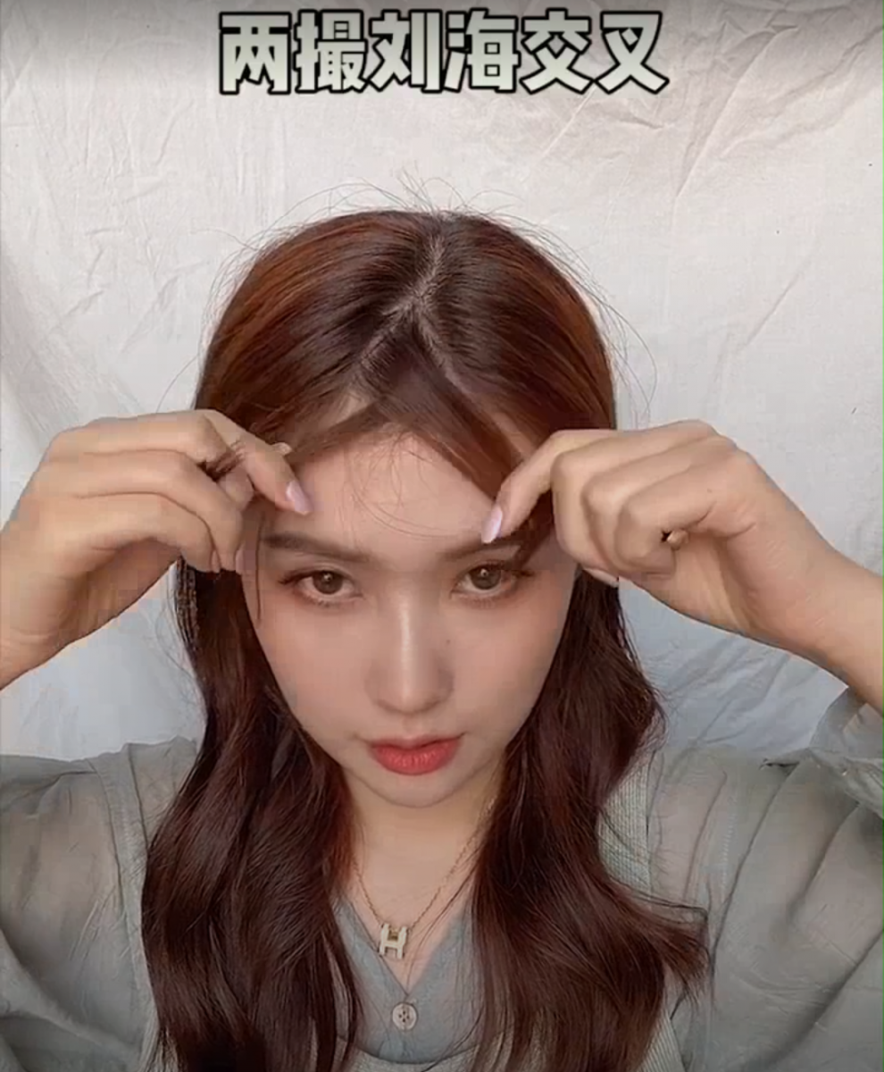 其实要搞定分叉刘海很简单！接下来给大家推荐1招简单Tips，10秒钟内保证让不听话的刘海变乖巧、回到完美状态！ 1、首先将刘海分成左右两边；然后将左边刘海梳向右边、右边刘海则梳向左边。