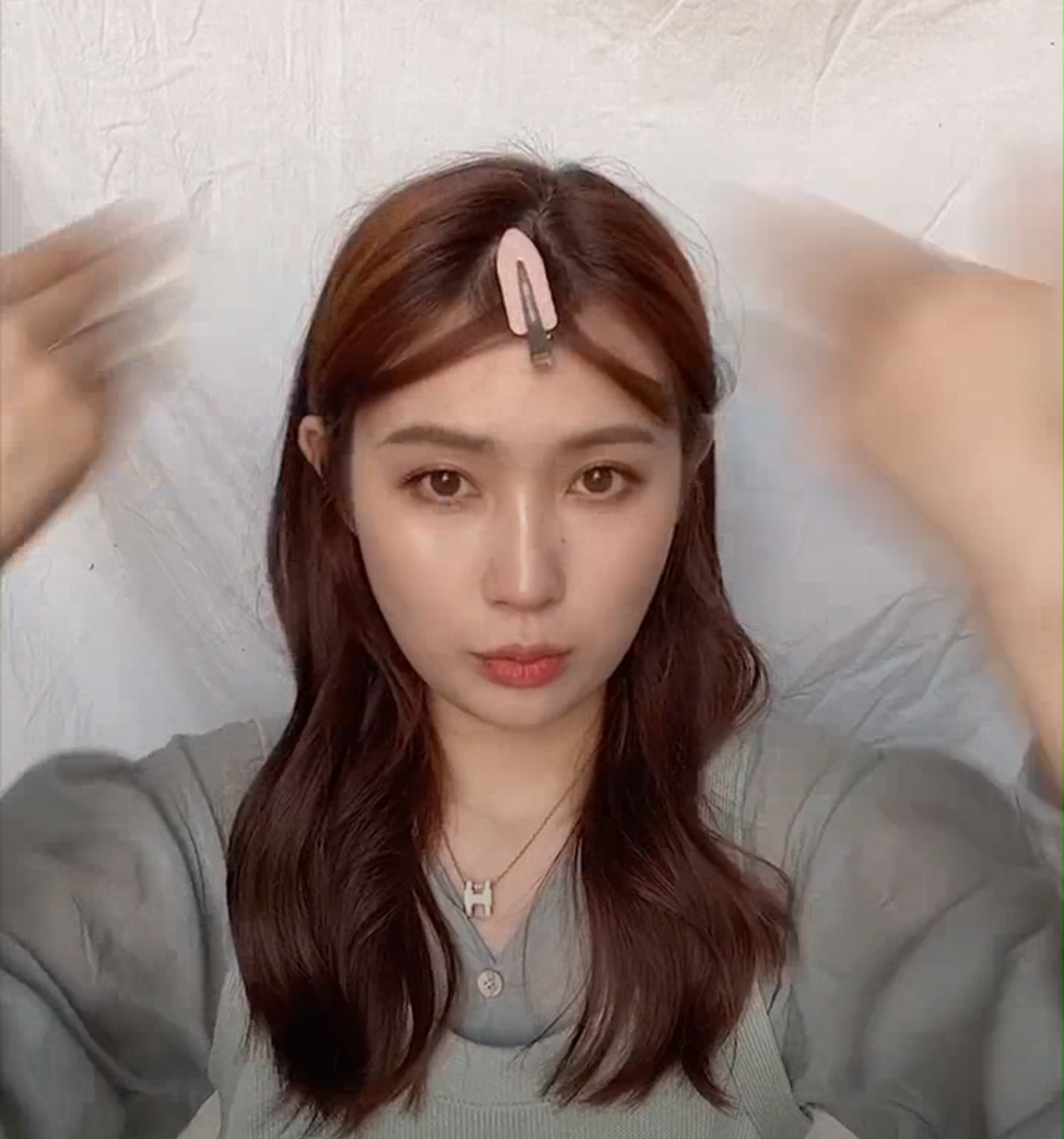 4、最后等待几秒中散散热定型，用梳子将刘海梳整齐就完成啦！