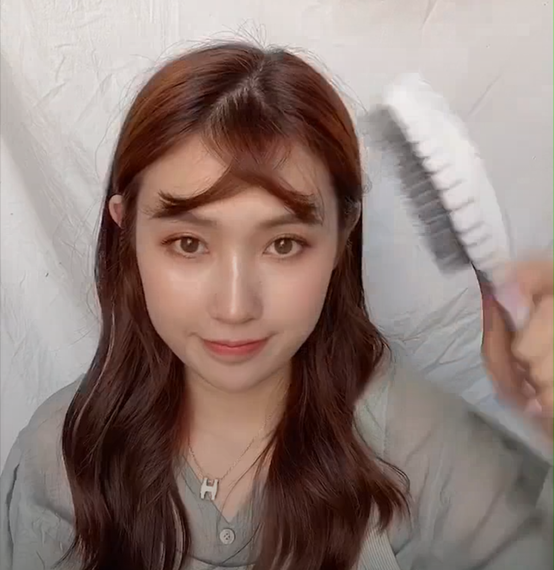 4、最后等待几秒中散散热定型，用梳子将刘海梳整齐就完成啦！