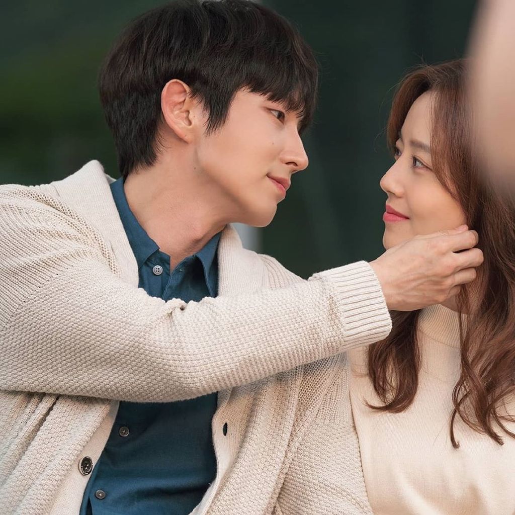 他原来的身份是被通缉多年、传说中连环杀人案的帮凶「都贤秀」；最为可怕的是，他的「双面人设」中所有善良的、幸福的表情和状态都是透过练习得来。但过往都贤秀身上发生过什么事、背后背负的杀人案件真相究竟是什么，依然有待揭晓；悬念满满的剧情到底最终结局会是什么走向？推荐大家和小编一起入坑追看！