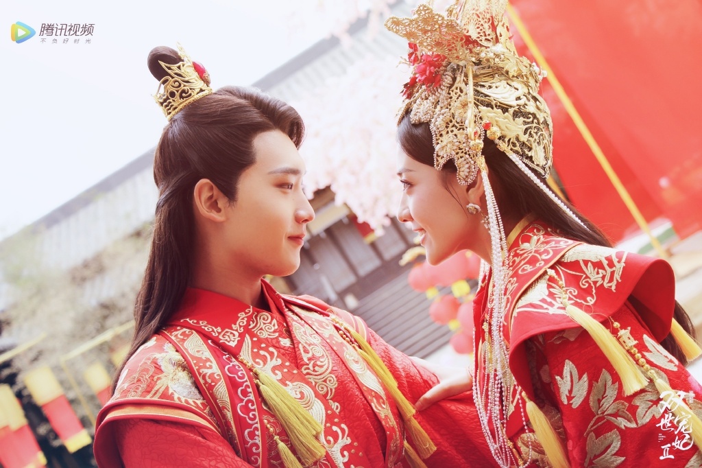 据知《双世宠妃3》还会加入由新晋演员方逸伦主演的新角色，《传闻中的陈芊芊》中饰演女二号陈楚楚的演员周紫馨也加盟主演～目前拍摄已经进入杀青倒计时，希望可以很快和双世剧迷们见面！