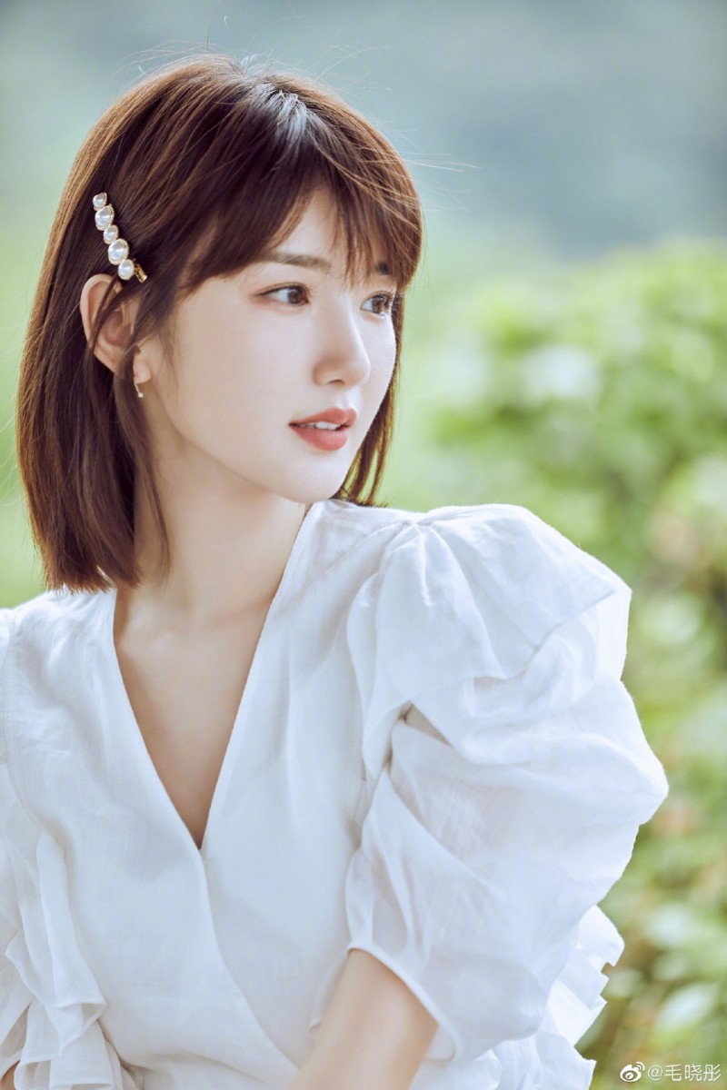 此外,毛晓彤的冻龄保养妙招中绝不能少的,还有击退「显龄」眼周细纹。除了年龄增长,平日里卸妆时拉扯到肌肤也会导致眼周肌肤细纹增生哟!所以她20+岁起就有使用眼霜和眼膜的习惯,建议Girls趁早开始保养紧致眼周肌肤。