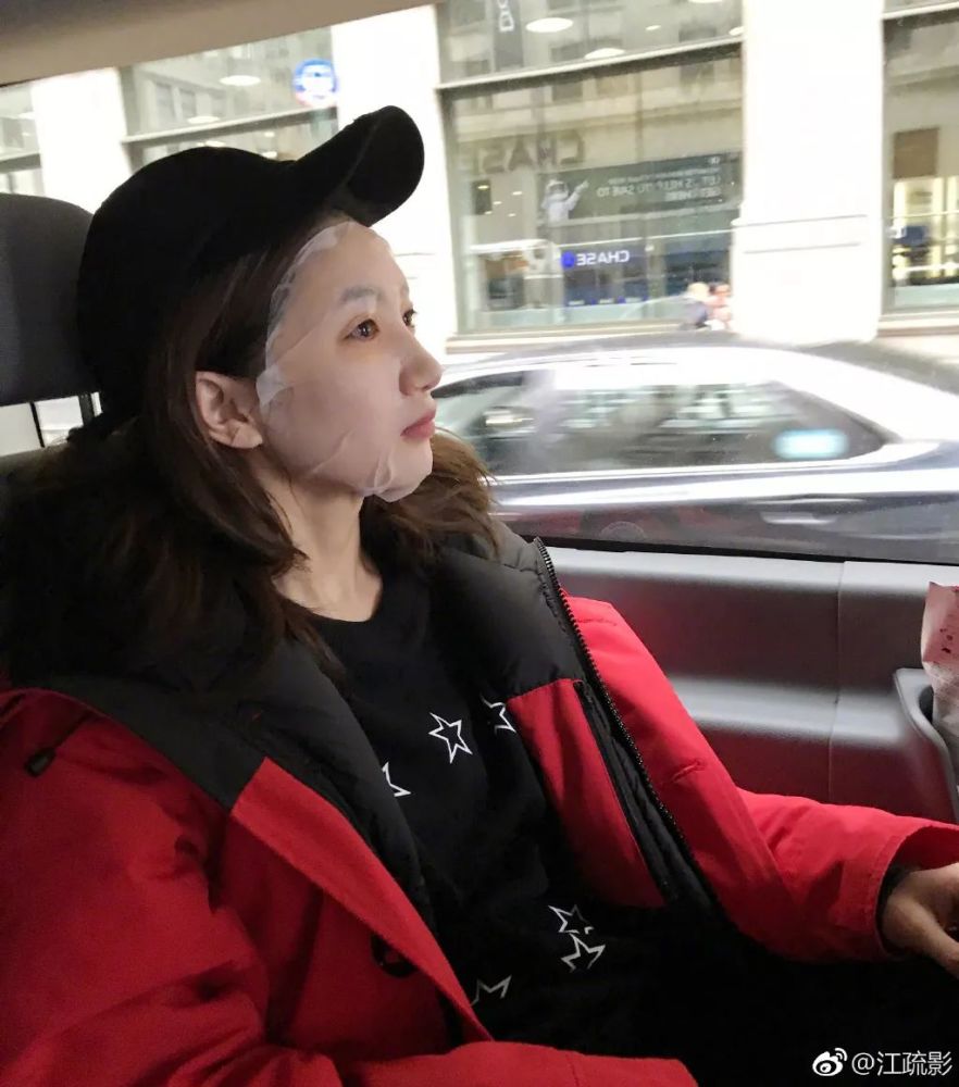 江疏影也是个不折不扣的「面膜女王」(笑)连去上工前的路上都会抓紧时间敷面膜~尤其平日和她一样需要长时间带妆的Girls,除了平日基本护肤步骤要做好做满,「敷面膜」作为密集型保养可以短时间里高效给肌肤注入源源滋养,所以日常中绝对不能少!