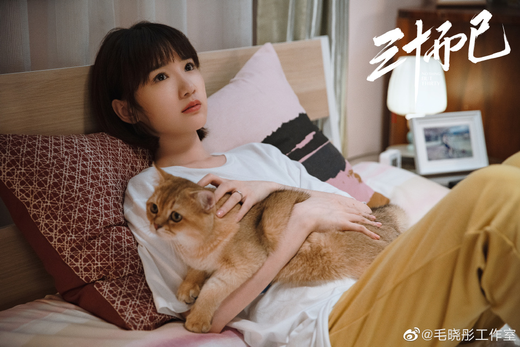 毛晓彤也分享好皮肤得靠『睡』出来,自己因为经常熬夜赶通告拍戏,所以没办法好好睡美容觉的状态下在前往目的地的路上都会抓紧时间各种睡觉补眠。建议Girls平日里少熬夜、确保充足睡眠,肌肤自然状态会变好哟!