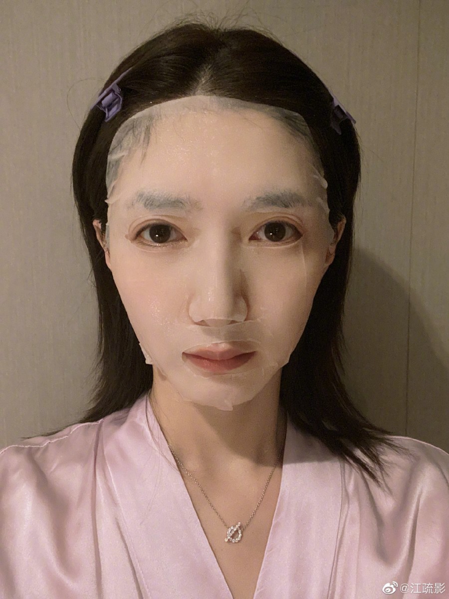 江疏影也是个不折不扣的「面膜女王」(笑)连去上工前的路上都会抓紧时间敷面膜~尤其平日和她一样需要长时间带妆的Girls,除了平日基本护肤步骤要做好做满,「敷面膜」作为密集型保养可以短时间里高效给肌肤注入源源滋养,所以日常中绝对不能少!
