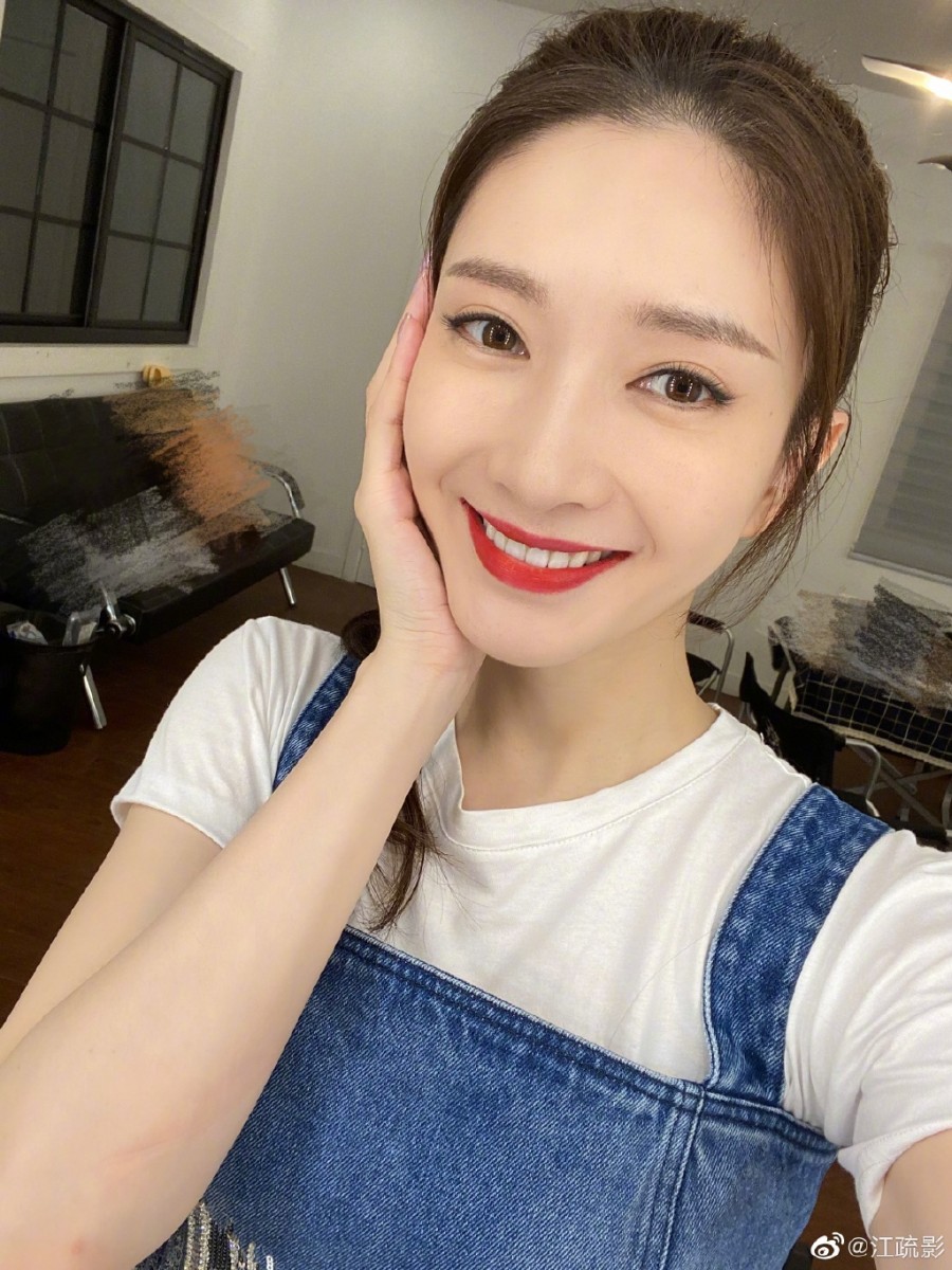 此前她曾分享过自己的日常护肤保养视频,过程中她提及自己属于干性肌肤,所以为了避免上妆不服贴妆前保养一定会做足。比如爽肤水就会拍打上脸不只一遍~