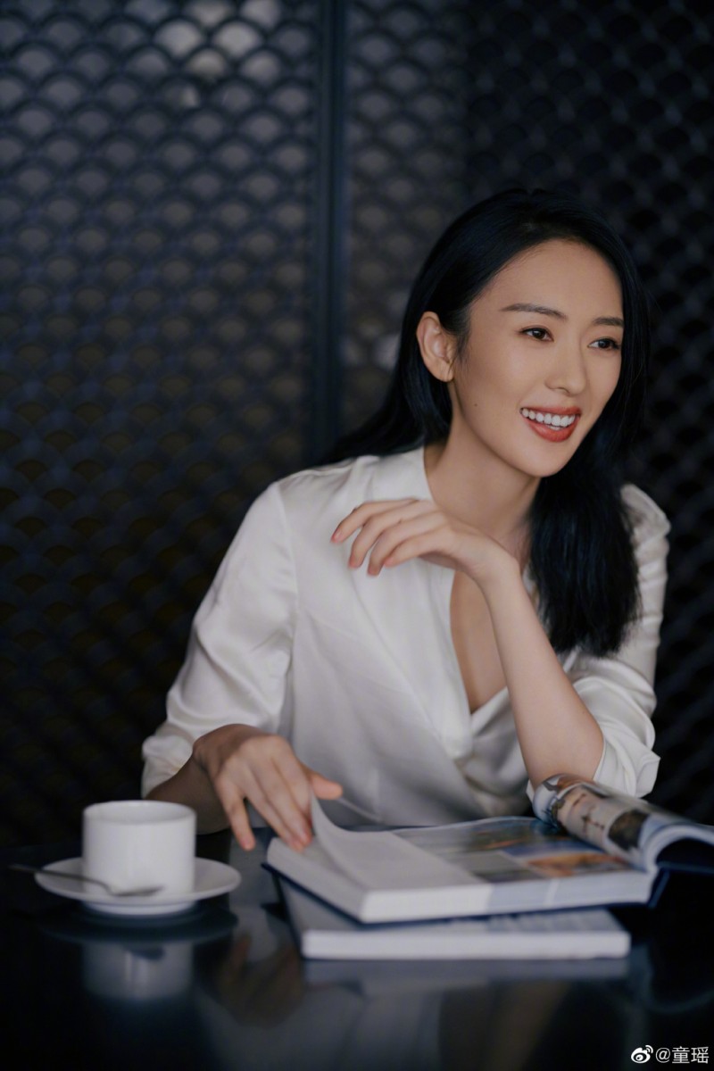 不防晒老得快!所以童瑶强调「防晒」是自己每天绝对不能少的护肤SOP,无论呆在室内或到室外走动都要涂防晒,避免阳光紫外线引致肌肤自由基增生加速老化。她表示自己肤质是混合肌肤+T字出油,因此会选择具备保湿力但质地清爽的防晒产品。