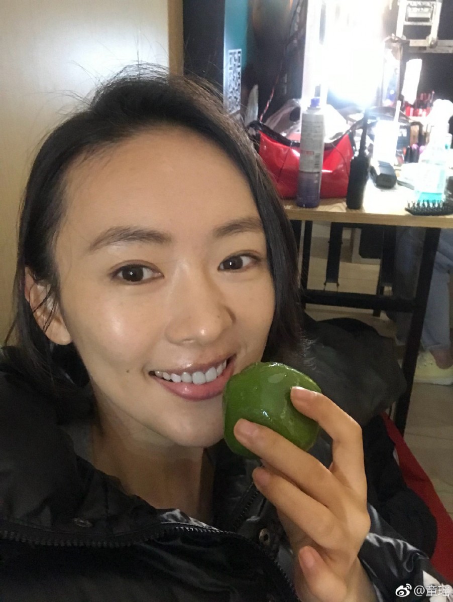 之前有给女生们推荐过童瑶的瘦身秘诀;其中她每日饮食营养均衡、维持运动的好习惯,都能帮助维持良好基础代谢、排出身体毒素,不仅美体还能让皮肤状态变健康呢!