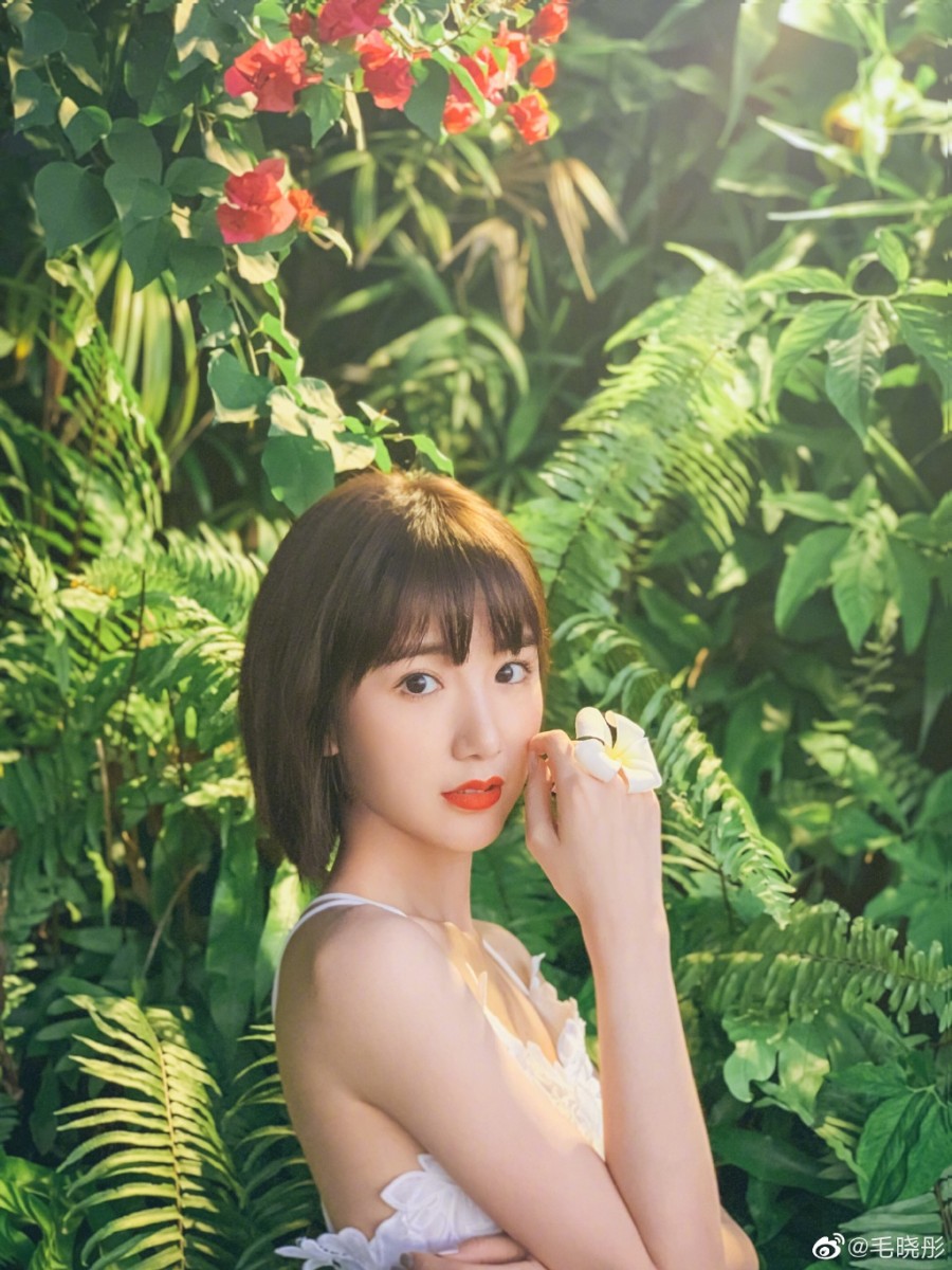 娃娃脸的毛晓彤说是大学生也不为过吖!肌肤状态特别膨润水亮的她日常中注重肌肤保湿,比如睡前会涂上晚安面膜,睡美容觉的同时修复养肤~