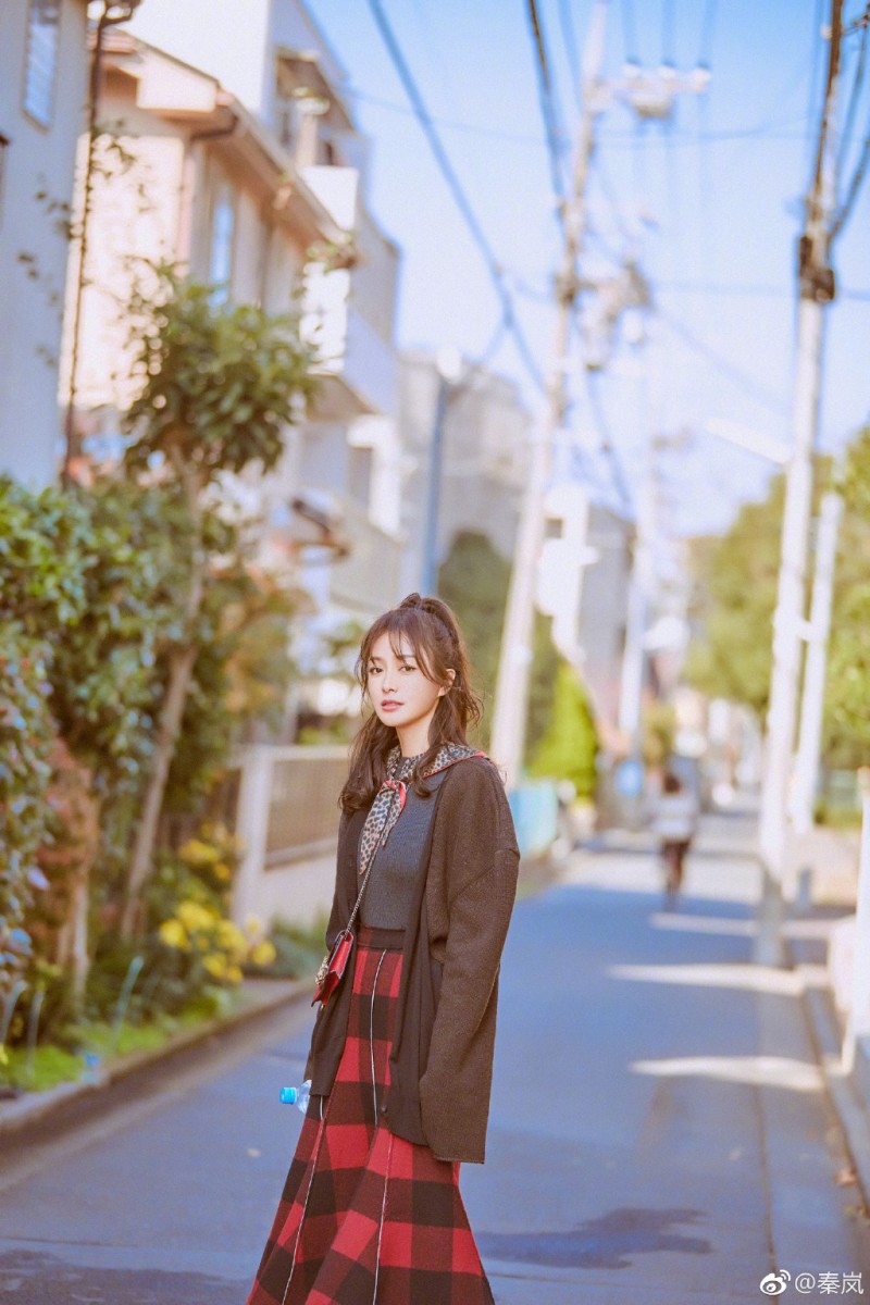 秦岚语录 11、你若不经历痛苦,又怎能更好地体会幸福?愿自己是一片叶子,随风飘落、随遇而安。