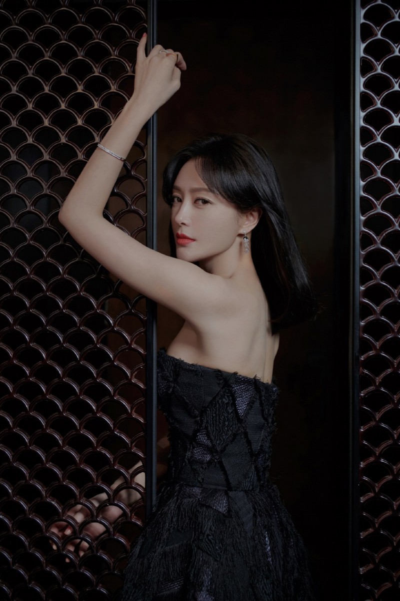 秦岚语录 2、我对恋爱、婚姻的态度没跟演戏也是一样的;顺其自然、不强求。前几年也有催婚的,说人不结婚就是不想负责任;我觉得很奇怪,为了结婚而结婚,才是不负责任的吧?还有人说生孩子是女人的义务。我想说,我的子宫使不使用,关你什么事?