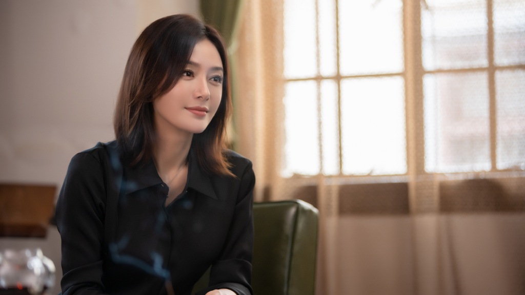 在声色名利被看得尤为重要的娱乐圈中,秦岚恬淡温婉的性格像极了一股清流,更不止一次被誉为「娱乐圈的佛系代表」。不久前她迎来了41岁生日,依然单身享受一个人的精彩;虽曾被不少人催婚催谈恋爱,但秦岚始终不疾不徐、没有受限于社会主流价值观和年龄枷锁中,似是在告诉大家:这个多变的世界里,我不需要活得千遍一律。