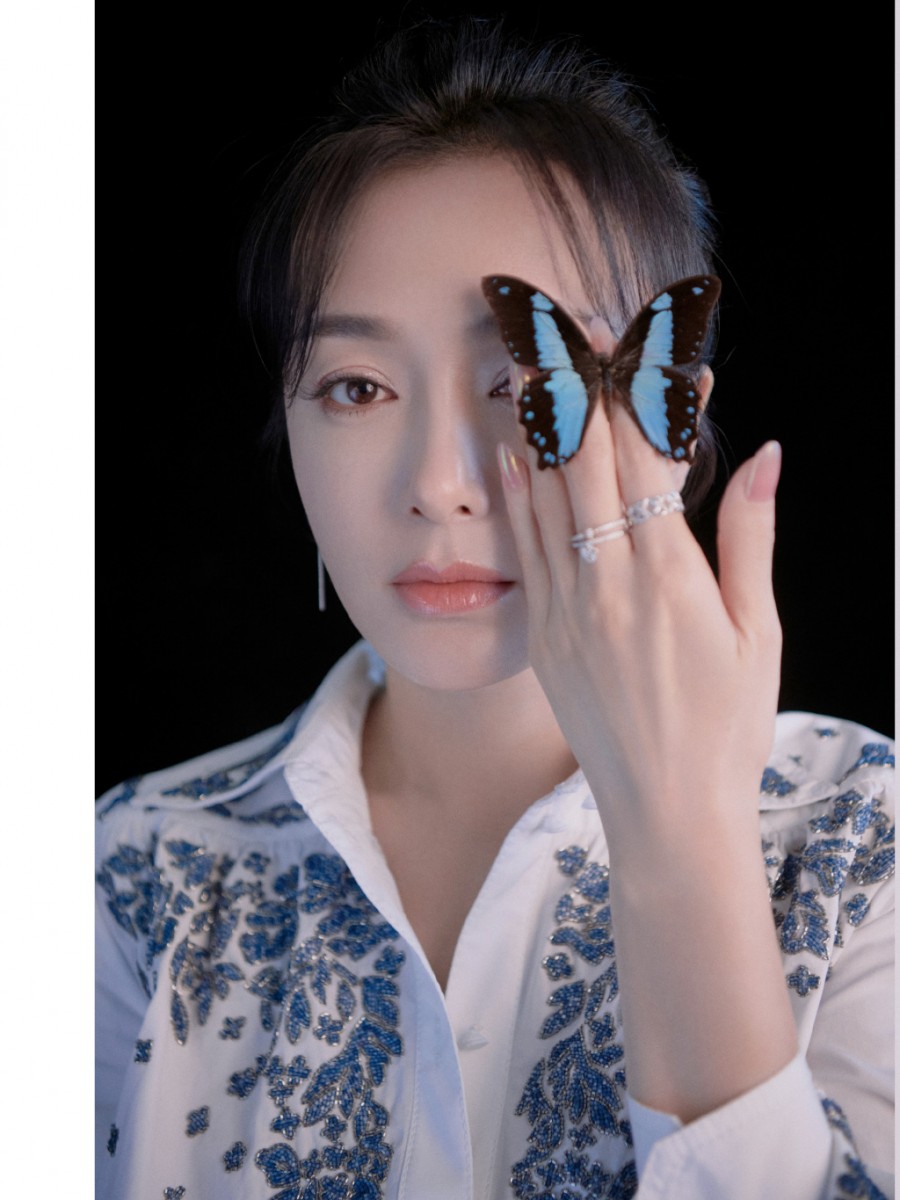 秦岚语录 6、谁不是只有一个20岁?我身边必须要有年轻的朋友,我要跟他们在一个时代里。我不觉得焦虑,我只要更好地做我自己就好了。