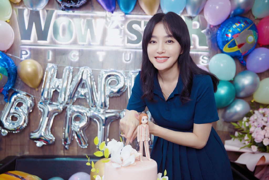 不久前刚过41岁生日的中国女演员秦岚,出道多年来影视作品一直都不算太高产;继年前《延禧攻略》中塑造了白月光「富察皇后」深入民心的形象后,月前接连有《怪你过分美丽》、《民初奇人传》等佳作霸屏热播。