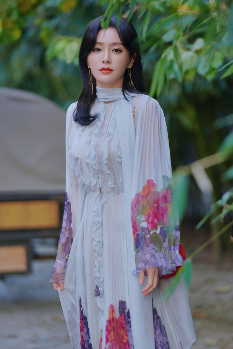 秦岚语录 3、(爱情和婚姻)绝不将就,为什么要将就?因为这是我的人生。我为谁而将就?如果我将就了,我过得不幸福,其实最不开心的是我父母,这(将就)并不是你对他们的负责,也不是你给他们的交代。