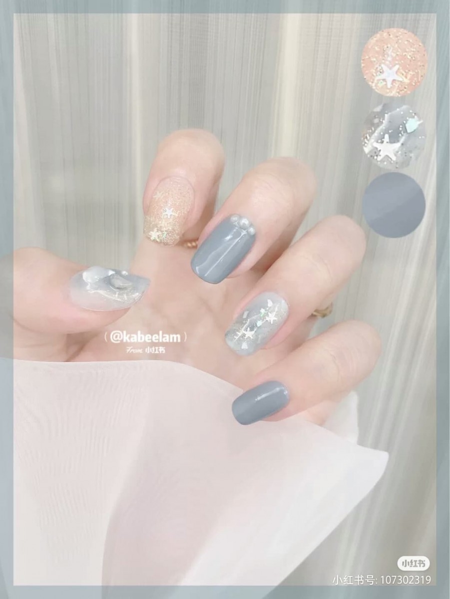 治愈蓝色系美甲 盛夏的天空和「Vitamin-Sea」魅力无法挡~给十指抹上治愈系蓝色吧!像浩瀚蓝天、像阳光洒下的晶莹海面...保证每次抬起手看都会超级无敌消暑!(笑)