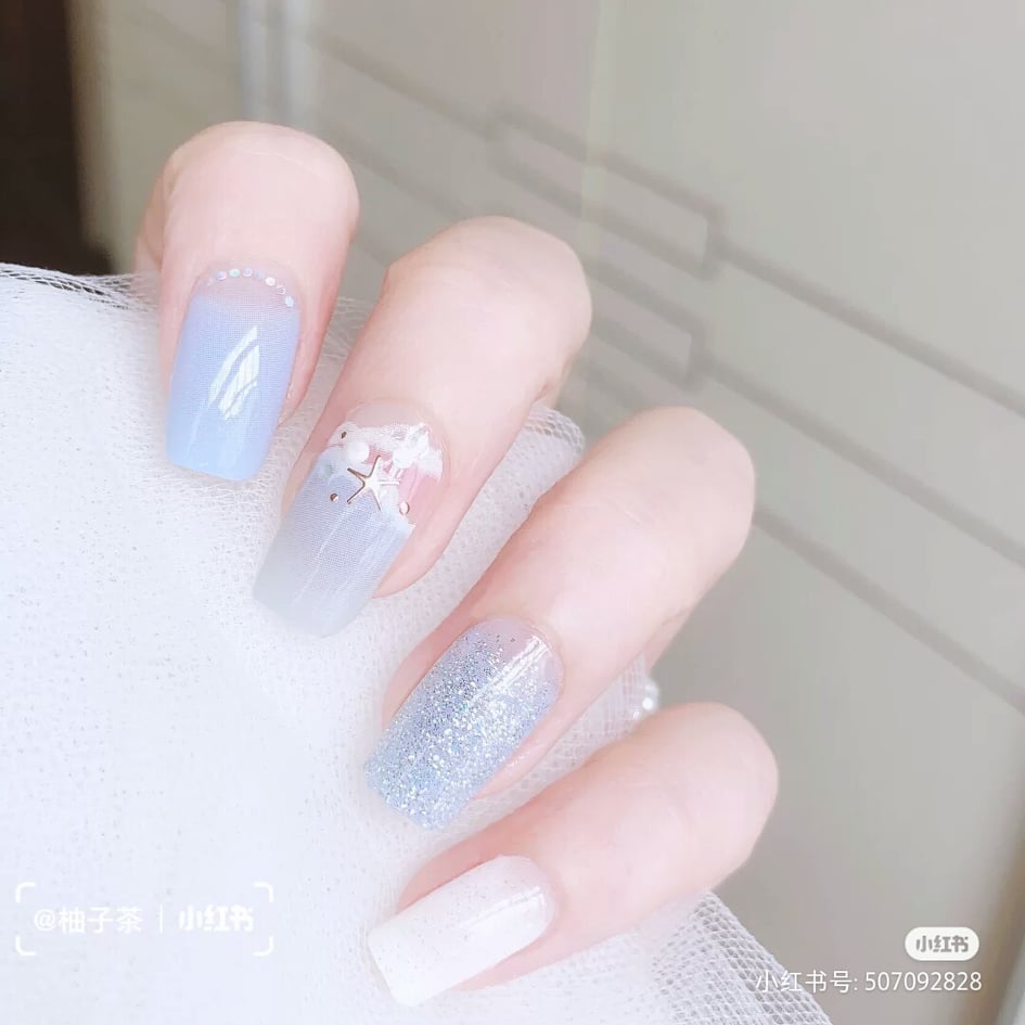 治愈蓝色系美甲 盛夏的天空和「Vitamin-Sea」魅力无法挡~给十指抹上治愈系蓝色吧!像浩瀚蓝天、像阳光洒下的晶莹海面...保证每次抬起手看都会超级无敌消暑!(笑)