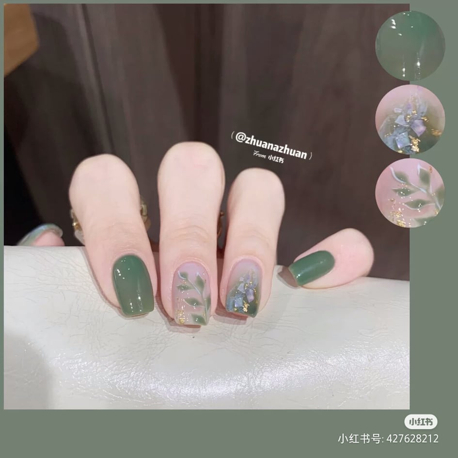 清新绿色系美甲 晶莹剔透的甲面加上一抹清新至极的绿色系,莫名看了觉得超级消暑的说!无论是翡翠玉色泽、葡萄绿色泽都特别有高级感,乍看很有清凉水果气泡饮料feel的说~