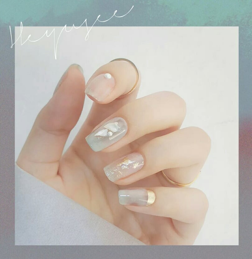 清新绿色系美甲 晶莹剔透的甲面加上一抹清新至极的绿色系,莫名看了觉得超级消暑的说!无论是翡翠玉色泽、葡萄绿色泽都特别有高级感,乍看很有清凉水果气泡饮料feel的说~