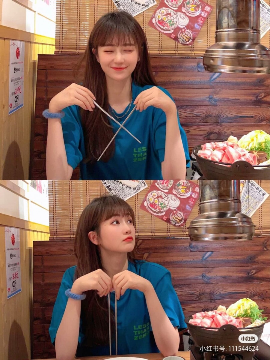 吃饭拍照秘诀(四) 等待开饭前也可以巧妙使用餐具俏皮拍照!比如汤匙挡挡眼睛、手握筷子表现期待美食上桌的样子,效果特别可爱~也可以善用美食挡脸拍照哟~