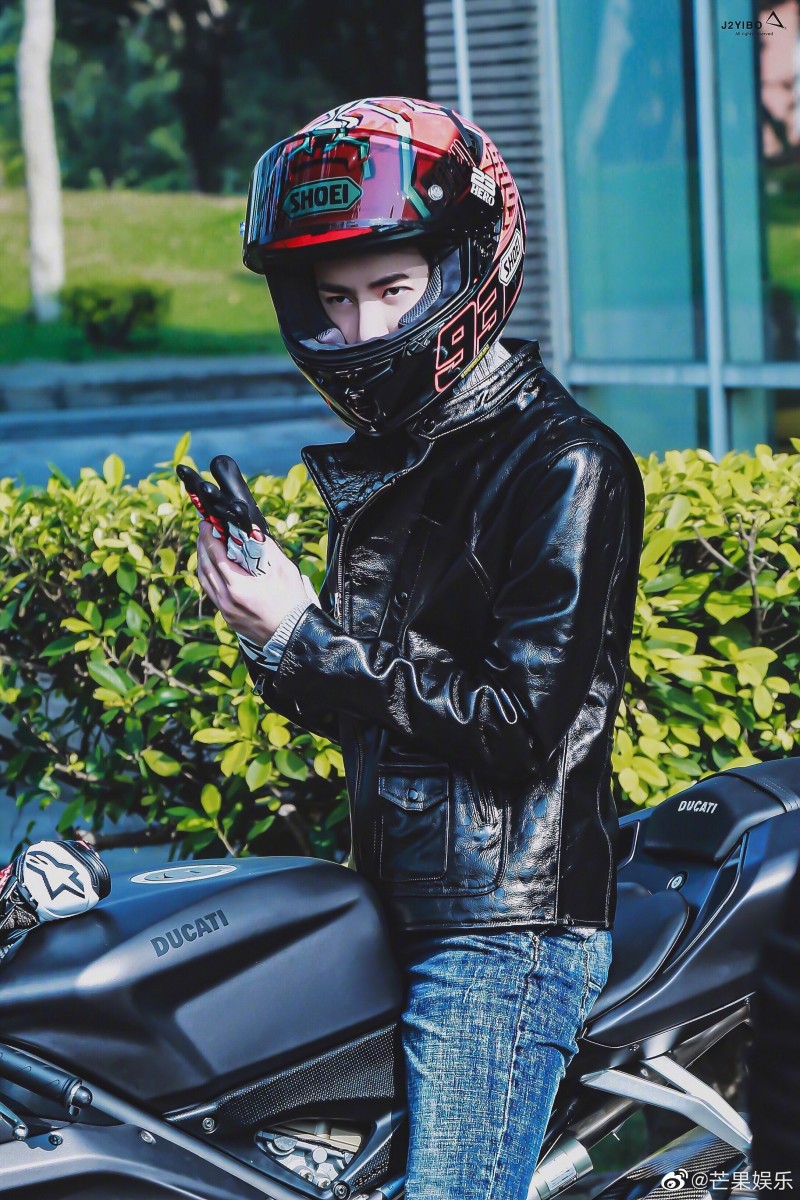 《我的奇怪朋友》其实早在2017年12月已经开机，如今近三年后才定档播出让不少粉丝表示「等到脖子都长了」～带有轻喜剧色彩的这部网剧让人很期待耶波的表现，而且据知剧中他还会带着心爱的「真名女友」摩托车登场展现职业级飙车魅力（笑）还有不少男友力MAX的打戏哟！感兴趣的Girls记得开追～