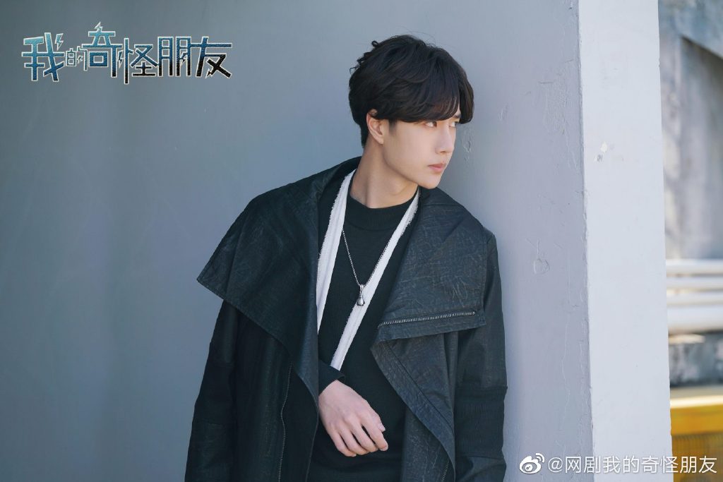 《我的奇怪朋友》（原名《超凡天赋》）有王一博、王萌黎和张逸杰等人领衔主演，由著名导演尔冬升担任监制～故事讲述天赋少年蔚逸晨（王一博 饰）因身体潜能被激发获得了一系列超能力，意外失去超能力后发现这些超能力竟然被分散转移到六个不同学生身上；而记载他超能力秘密的笔记本也不翼而飞。在探寻真相的过程中他认识了同样身赋超能力的一群年轻人；超凡异能团队从起初的青涩慌张，到后来培养出绝佳默契，共同在克服困难和解决问题期间不断成长和蜕变，收获真挚友情的同时也成为了更好的自己。