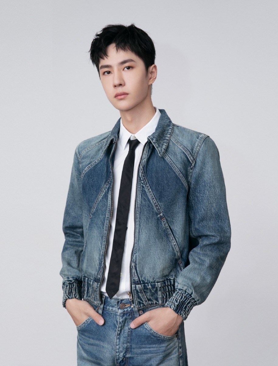 要说到近年来人气红不让的90后大势男演员，「酷盖」王一博绝对霸榜吖 ♡ 身兼歌手、演员、主持人、职业赛车手的他才华MAX，去年热播的《陈情令》好看到让不少Girls至今在坑底躺平不想出坑（笑）《陪你到世界之巅》在豆瓣上也收获7.4分高评价，演艺表现备受看好、未来可期～