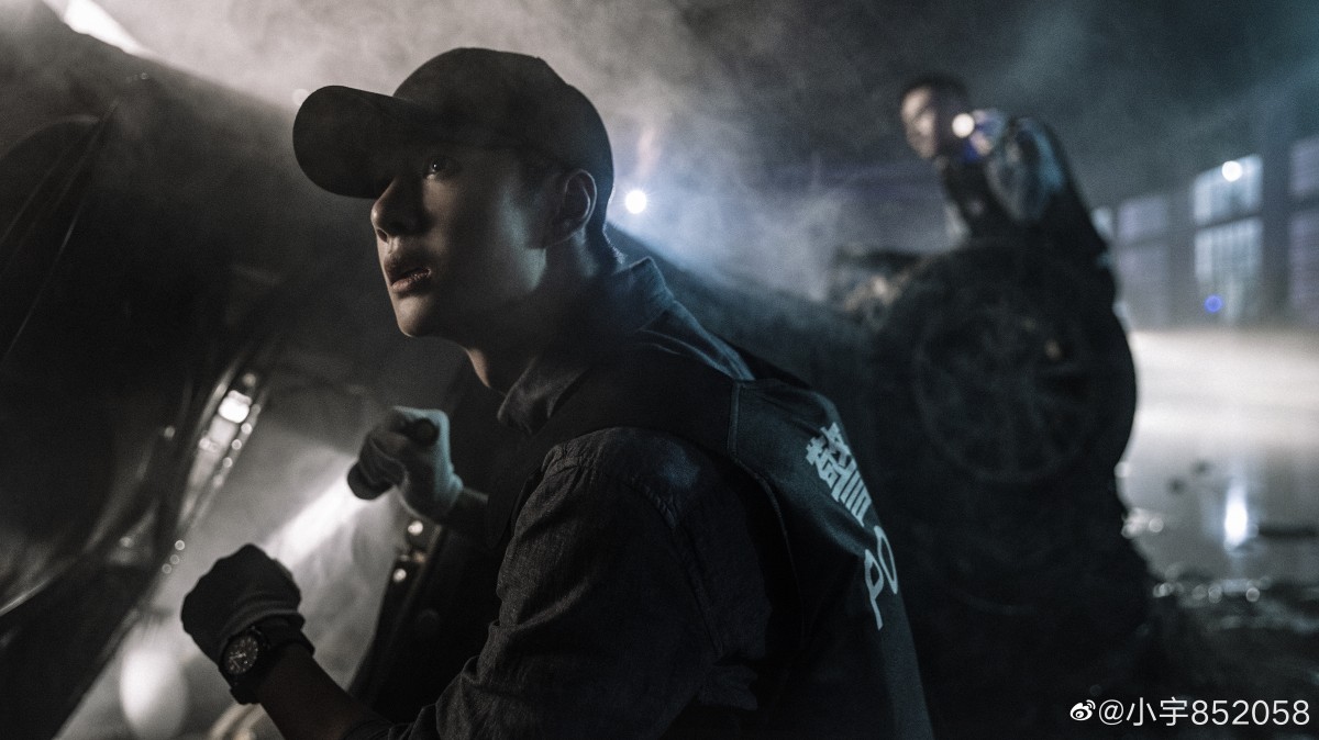 刑侦类电视剧《冰雨火》也是王一博待播剧中最令粉丝期待之一；当时官宣主演阵容释出人物定妆照后，帅气警察制服造型的他已经迷倒不少Girls啦～日前《冰雨火》官方微博更新的多张新剧照中也有耶波的身影，帅气值破表！