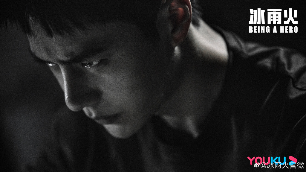 刑侦类电视剧《冰雨火》也是王一博待播剧中最令粉丝期待之一；当时官宣主演阵容释出人物定妆照后，帅气警察制服造型的他已经迷倒不少Girls啦～日前《冰雨火》官方微博更新的多张新剧照中也有耶波的身影，帅气值破表！