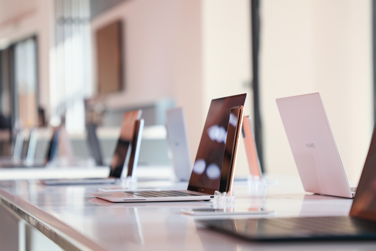 就像官网贴切描绘所述：「或置身于都市、或徜徉于旅途，随身携带轻巧如杂志般相伴左右。指尖轻触展开，灵动如蝶翼，一开一合间尽显优雅从容」。