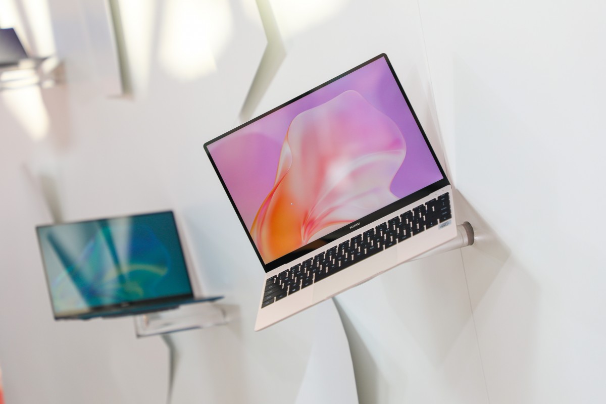 重点来了！本次Matebook X的厚度只比P40 Pro手机多一些些；整体机身轻至1KG、薄仅13.6mm的超轻外型完美演绎了其「轻启美学」Slogan，绝对颠覆你对轻薄型笔记本电脑的想象～超级轻盈的MateBook X屏占高达90%、还采用了业界首款3K悬浮全面屏幕，超清大荧幕画面在眼前更显灵动鲜活～