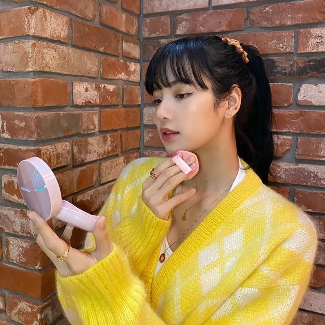 LISA女神也大爱的这款MOONSHOT Micro Glossyfit Cushion主打妆效轻薄自然,瞬效打造出韩妞同款透亮伪素颜肌肤;最重要的是这款气垫的外壳真的好看炸裂!是特别粉嫩的紫色,连粉扑也是粉芋色的呢!而且小编大爱这款粉扑的贴心设计,小菱角用在补妆、鼻翼等细节位置上妆更精准均匀~ RM102.40 >> 链接