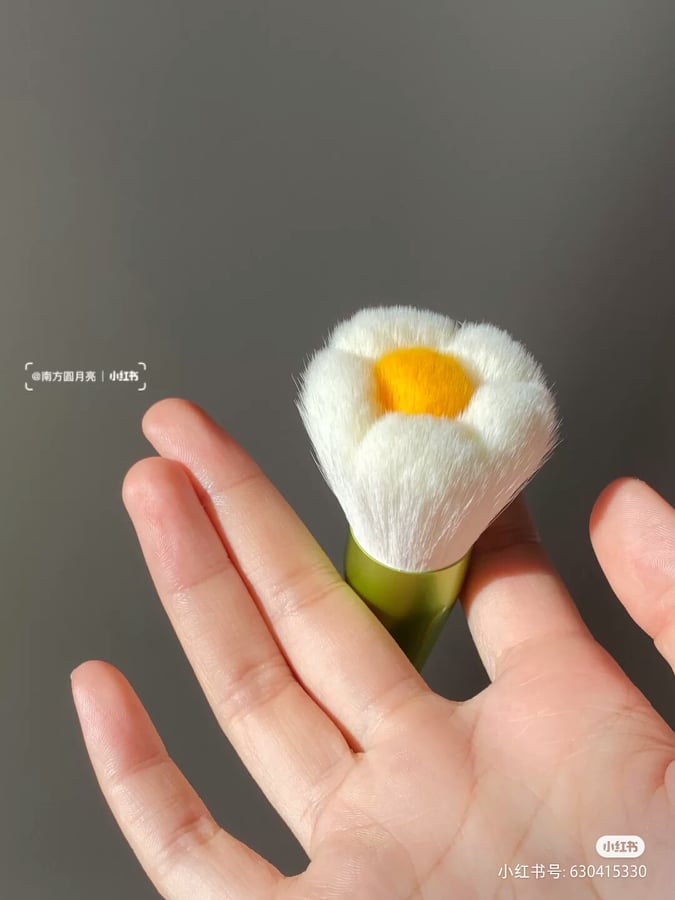 有网友说小雏菊形状的刷毛有点「撞脸」猫咪肉球feel,大家觉得呢?(笑)
