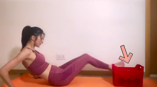 在瑜伽垫上腿部方向摆一个障碍物;坐好后身体往后仰、双手在身后手掌贴住体面支撑。