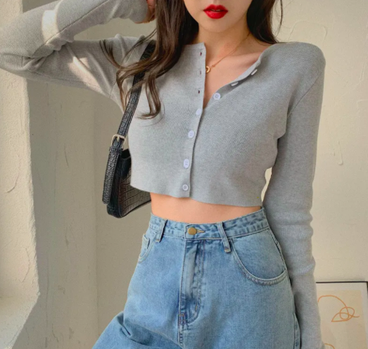 腰间赘肉放肆地赖在身上不走,虽然很喜欢时下最流行的BM风上衣,但版型偏短和修身完全没自信穿吖~(哭)