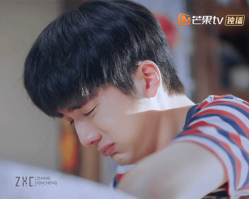 最近热播的《以家人之名》剧情有笑有泪,其中饰演小哥贺子秋的「新男友」张新成极具感染力的哭戏让屏幕前追剧的观众各种泪目、被大赞时「教科书级」演技!比如将离家出国饭桌上抽泣不止、和亲生母亲见面后一面骑车一面迎风落泪…从小到大独自承受着很多的子秋真的好让人心疼啊~(哭)