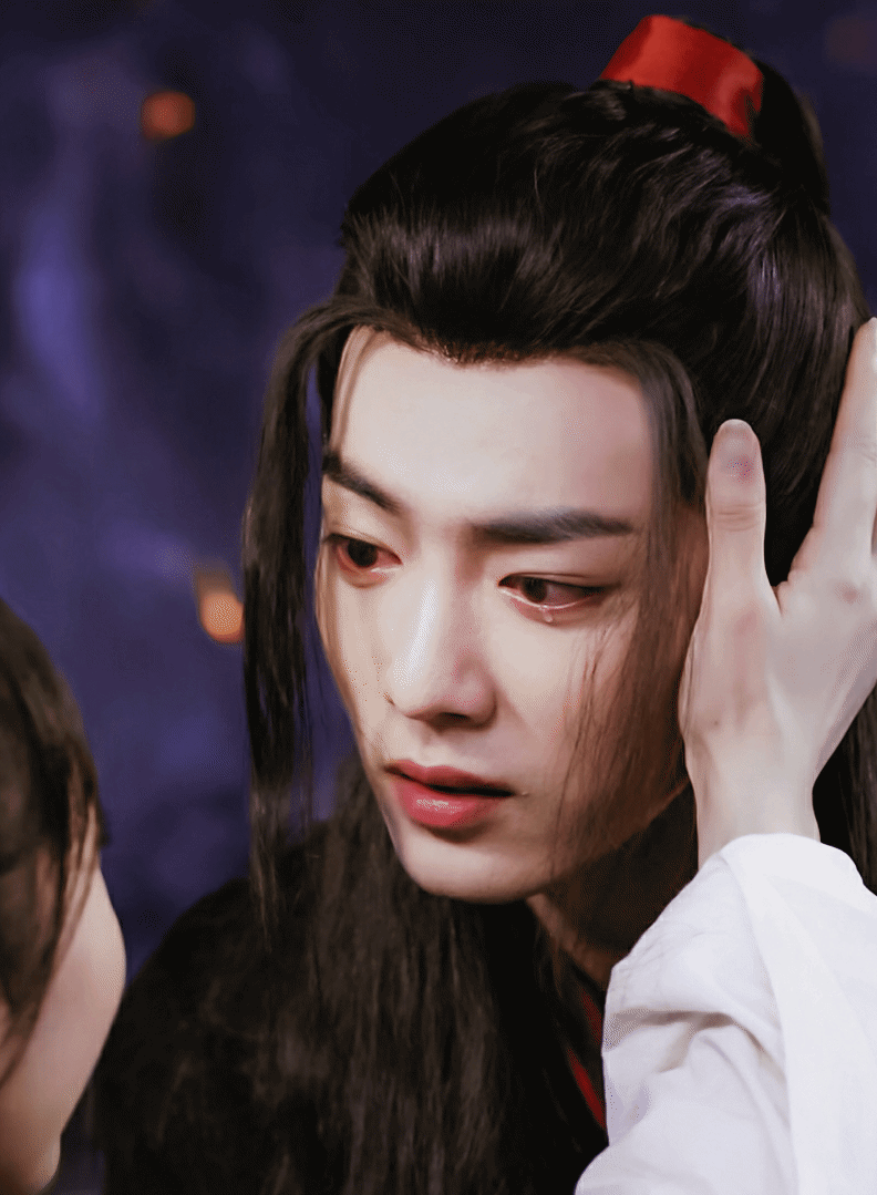 《陈情令》中肖战饰演的魏无羡看到师姐为自己挡剑崩溃哭泣一幕,相信也看哭了不少观众啊~同剧中王一博饰演的蓝忘机气质高冷,在哭戏部分需要很多细节上和情绪上的把控,但耶啵真的处理得很棒的说(哭)