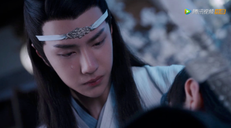 《陈情令》中肖战饰演的魏无羡看到师姐为自己挡剑崩溃哭泣一幕,相信也看哭了不少观众啊~同剧中王一博饰演的蓝忘机气质高冷,在哭戏部分需要很多细节上和情绪上的把控,但耶啵真的处理得很棒的说(哭)