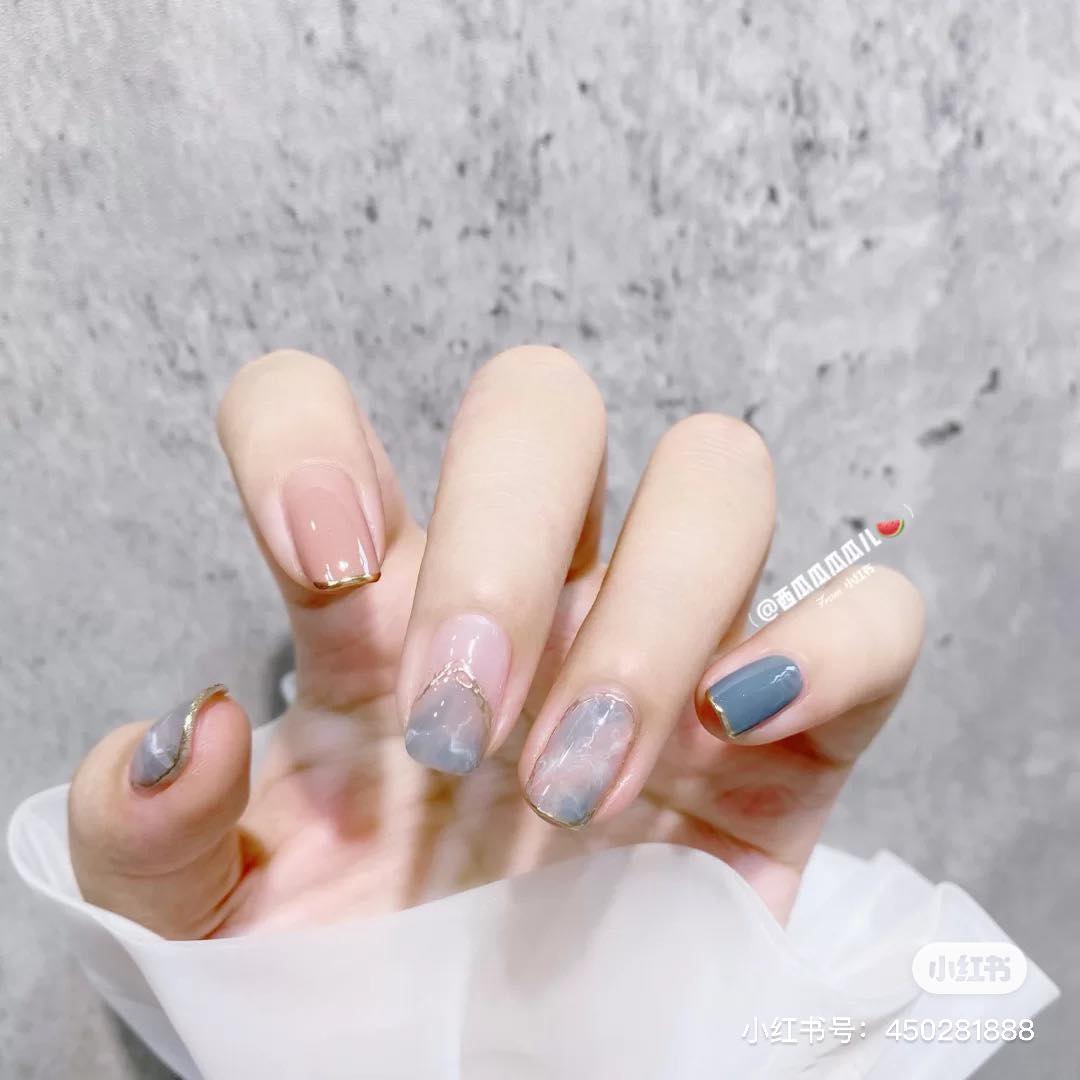 治愈蓝色系美甲 盛夏的天空和「Vitamin-Sea」魅力无法挡~给十指抹上治愈系蓝色吧!像浩瀚蓝天、像阳光洒下的晶莹海面...保证每次抬起手看都会超级无敌消暑!(笑)