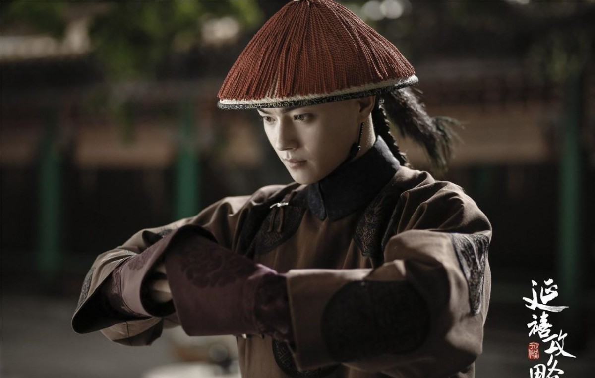 《延禧宫略》富察傅恒（许凯 饰） 「是时间的过错让我们只能错过」真的很适合用来形容在富察傅恒和魏璎珞的感情；错过了璎珞的傅恒依旧默默守护。最终在外征战的他得知璎珞中毒需圣心草才能解毒，为寻圣心草自己得了瘴气之毒，因作为行军统帅继续上战场延误了最佳治疗时期，最终战死英年早逝。留下最后一句让人泪崩的告白：「魏璎珞，这辈子我守着你，已经守够了，下辈子，可不可以换你守着我？」