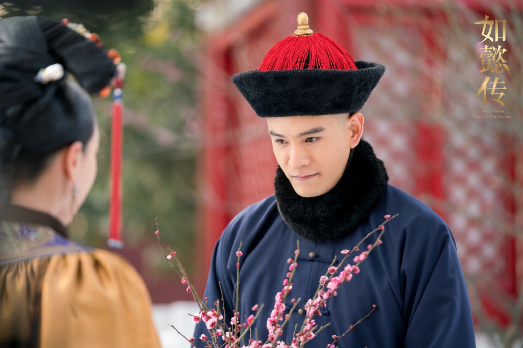 《如懿传》凌云彻（经超 饰） 经超在《如懿传》中饰演的凌云彻爱上了自己一辈子都注定爱而不得的女人 — 如懿，将爱化作一世的痴情守护。最终被炩妃陷害指皇后和他有染，为救如懿出困局牺牲自己，被施以酷刑而死；临终前依然不忘如懿，闻到她最爱的梅花香后说：「以后再也不能折一枝梅花相送了… 」这段绝对是本剧最经典画面之一吖（哭）