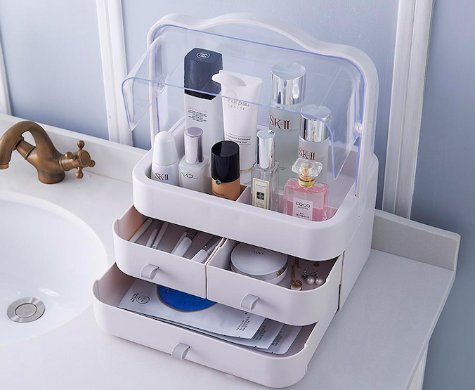 1、透明+白色防尘护肤品收纳盒 RM83.57 >> 链接 外型简约的这款护肤品收纳盒不仅容量足还可以防尘，小抽屉里还可以放些化妆棉、卸妆巾等小物件，特别实用！