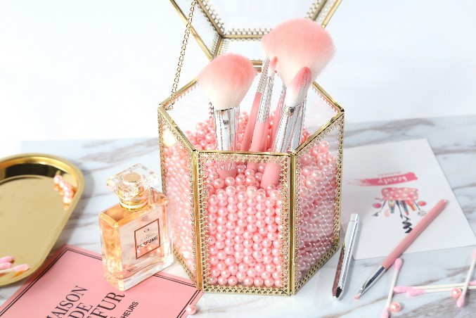 5、珍珠防尘化妆刷收纳盒 RM58.80 >> 链接 满足梦幻少女心的一款化妆刷收纳盒，而且刷具们在防尘盒的保护下更不易沾染细菌和灰尘，既美观又超实用！