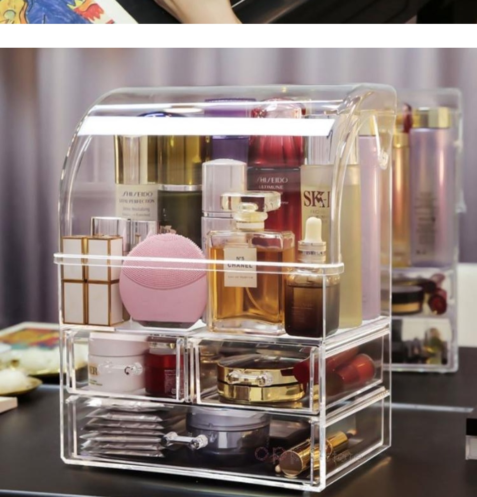 4、压克力防尘收纳架 RM75 >> 链接 产品一目了然陈放在压克力制的防尘收纳架里，想找什么、用什么都方便不少！和小编一样护肤和美妆品数量多的Girls不妨考虑一次下单2组同样款式，看着产品们归纳到自己的「家」里整齐摆放着会特别视觉疗愈呢（笑）