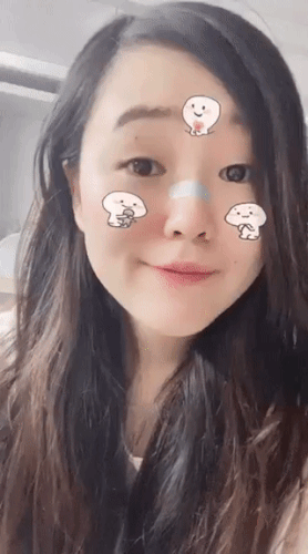 Quby滤镜一共有4种选项,点左侧或右侧就能自行选择:仅美颜调色滤镜、Quby脸部特效+美颜滤镜、Quby边框+美颜滤镜、Quby脸部特效+边框+美颜滤镜: