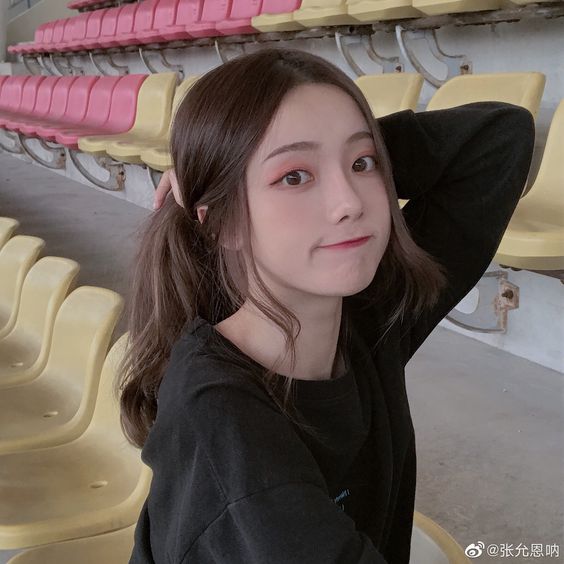 女生们日常中除了可以透过妆容和OOTD提升美貌和个人风格度...发型也是拉高颜值气质的关键之一哟!所以中长发和长发Girls,不要再任由头发「风中凌乱」乱糟糟啦~今天小编给大家找来3款特别简单的发型教程,素来女生们最常绑的马尾、公主头,也能透过一些小技巧变得美感UP!