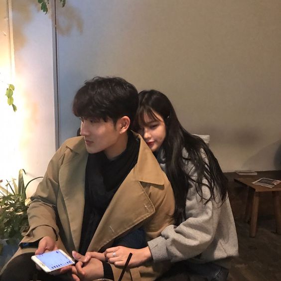 【暖男】vs 【渣男】:关于安全感 真正爱你的男人会赋予你安全感,比如自动报备行程、在你需要时陪在你身边,让你不用再假装坚强!渣男起初认识你时的那些温暖和甜言蜜语,不过只是糖衣炮弹;在和你确认关系后经常会逃避责任,并且在感情中以自己为中心、没有考虑你的感受,和他在一起不仅让你毫无安全感、还会给你的生活徒增烦恼+忧心更多!