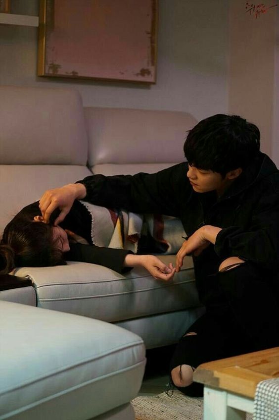 【暖男】vs 【渣男】:# 如何对待身边异性 暖男会对身边的女生表现绅士,但不是泛滥地对每个人好、也很懂得保持距离,可以明显区分他对心爱的人和对其他异性表现的「好」有所不同。渣男则是用所谓的「暖心举动」来享受被女生们包围住的感觉,实际上那不是贴心和绅士风度,只是他们用来讨女生们欢心的伎俩。